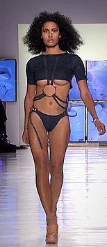 Leyna_Bloom_modeling_Chromat_Spring-Summer_2018,_full_length